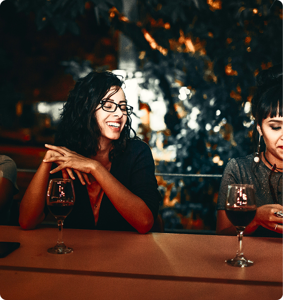 Clientes disfrutando una cena en un restaurante