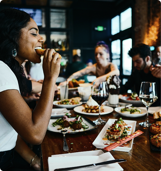 Cliente disfrutando un plato en un restaurante